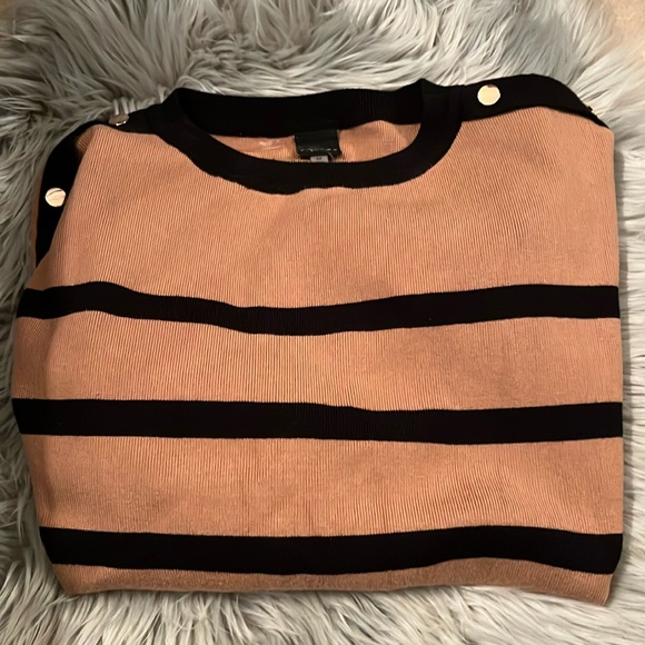 Knit sweater with buttons - Picture 1 of 3